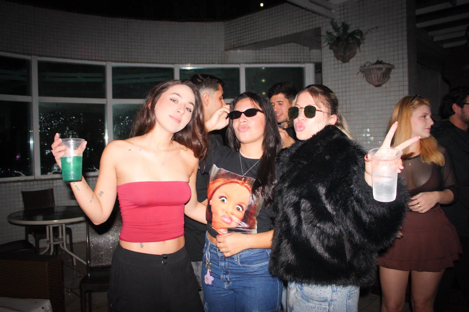 Amigas brindando em um after, no Spotted Bayle