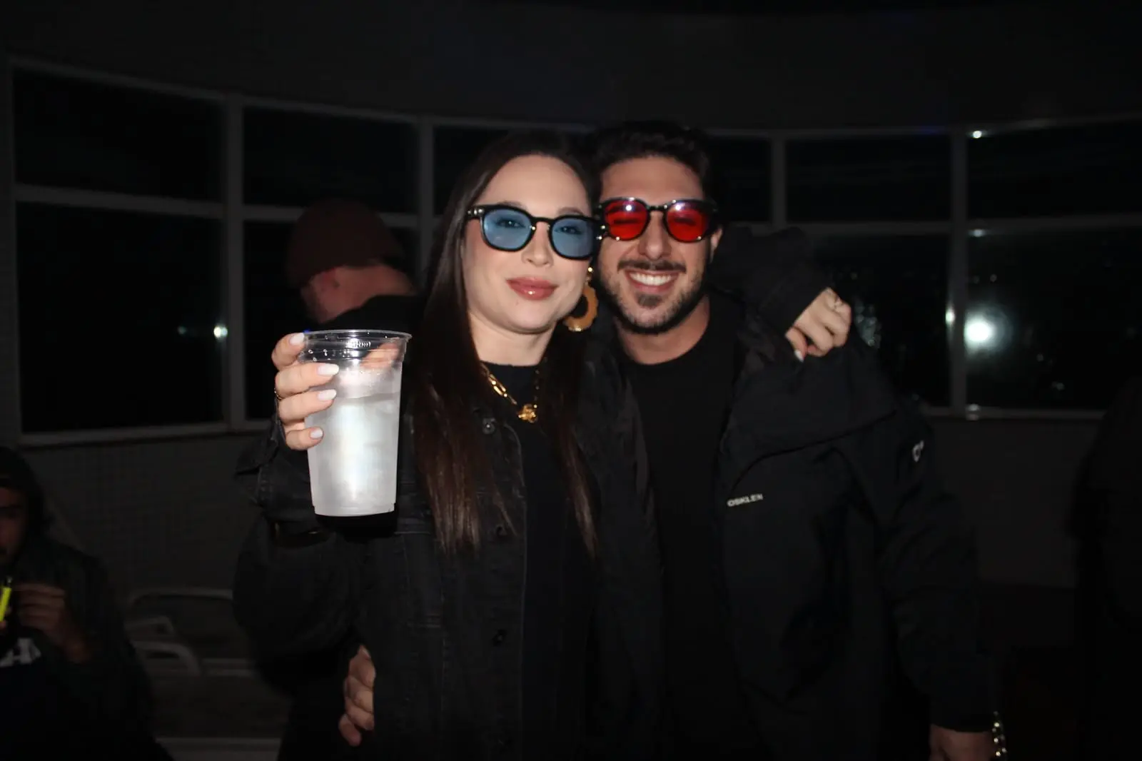 Casal de óculos escuros no after