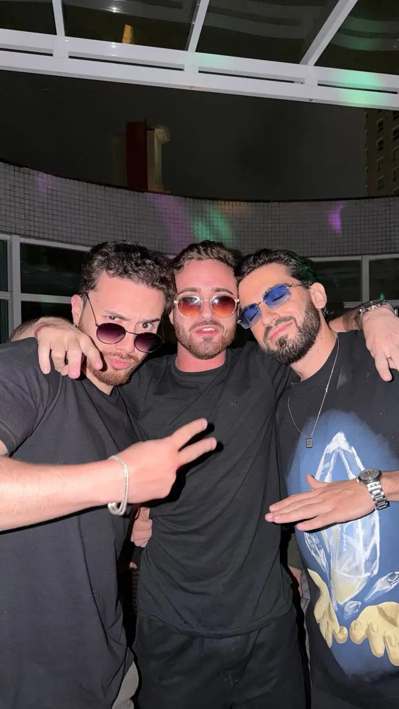Três amigos juntos em um after, no Spotted Bayle